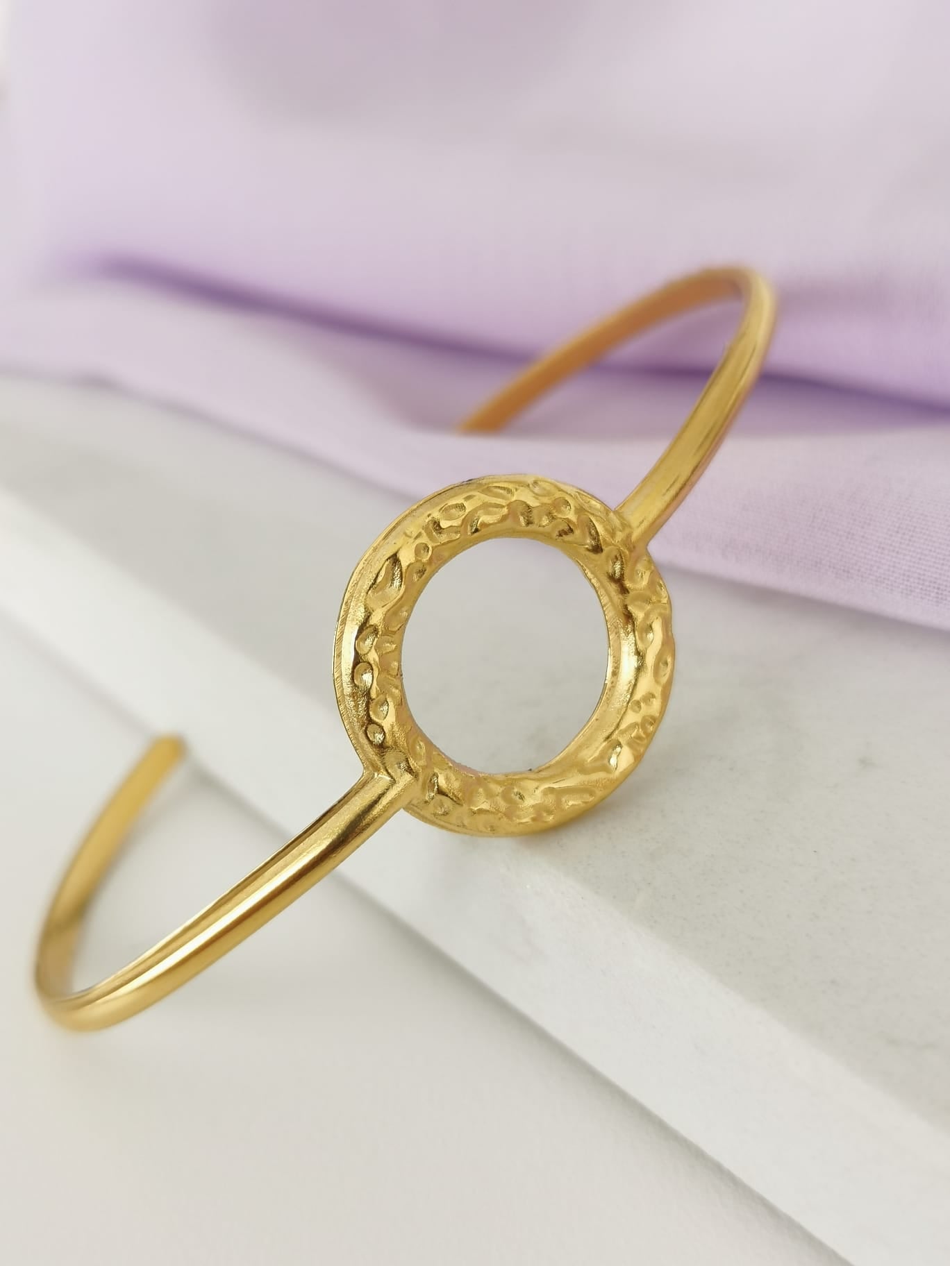 Jonc Ouvert Texturé - Bracelet OT Martelé Femme Doré