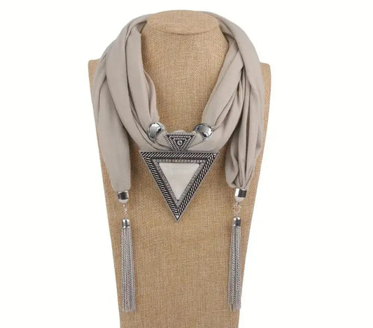 Colliona beige lumineux – pendentif triangle argenté